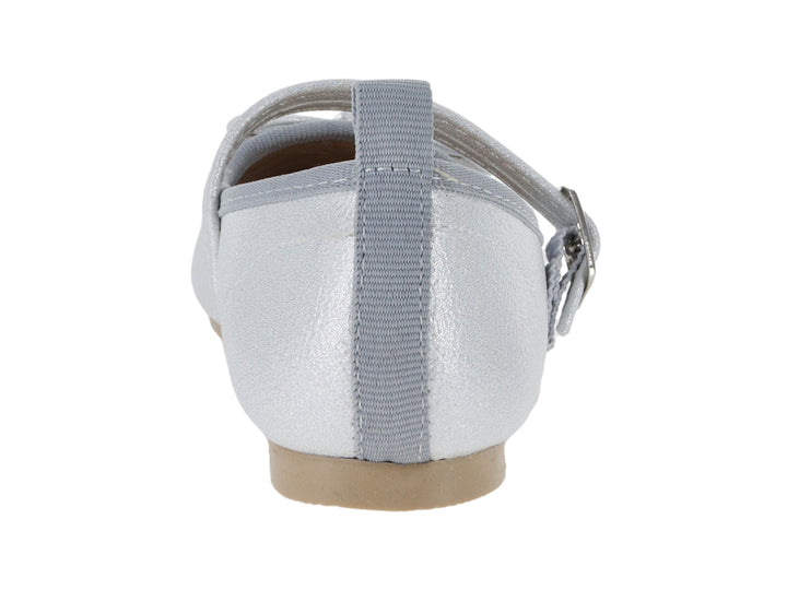 Zapato plano color plata con correa, hebilla y moño decorativo en la punta.