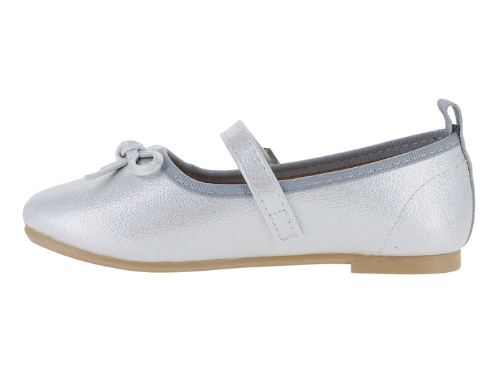 Zapato plano color plata con correa, hebilla y moño decorativo en la punta.