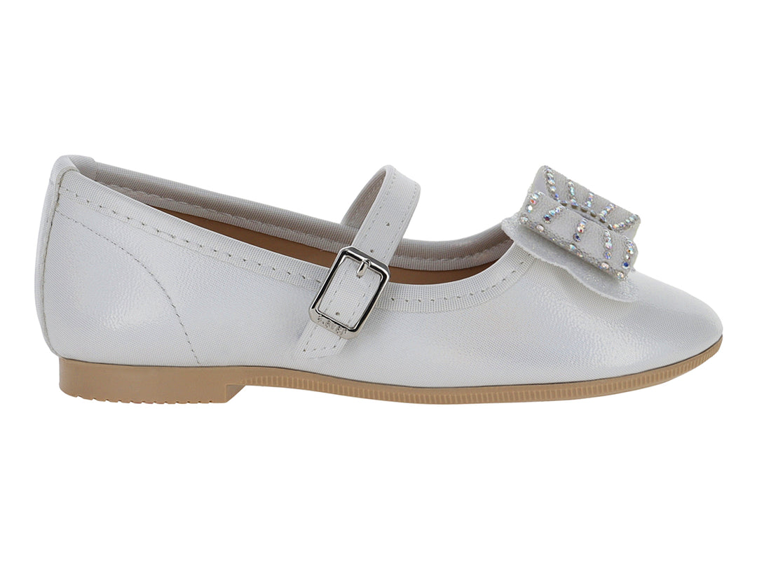 Zapato tipo ballerina color plata para niña con moño decorativo y hebilla.