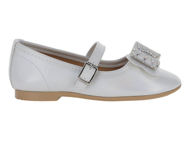 Zapato tipo ballerina color plata para niña con moño decorativo y hebilla.