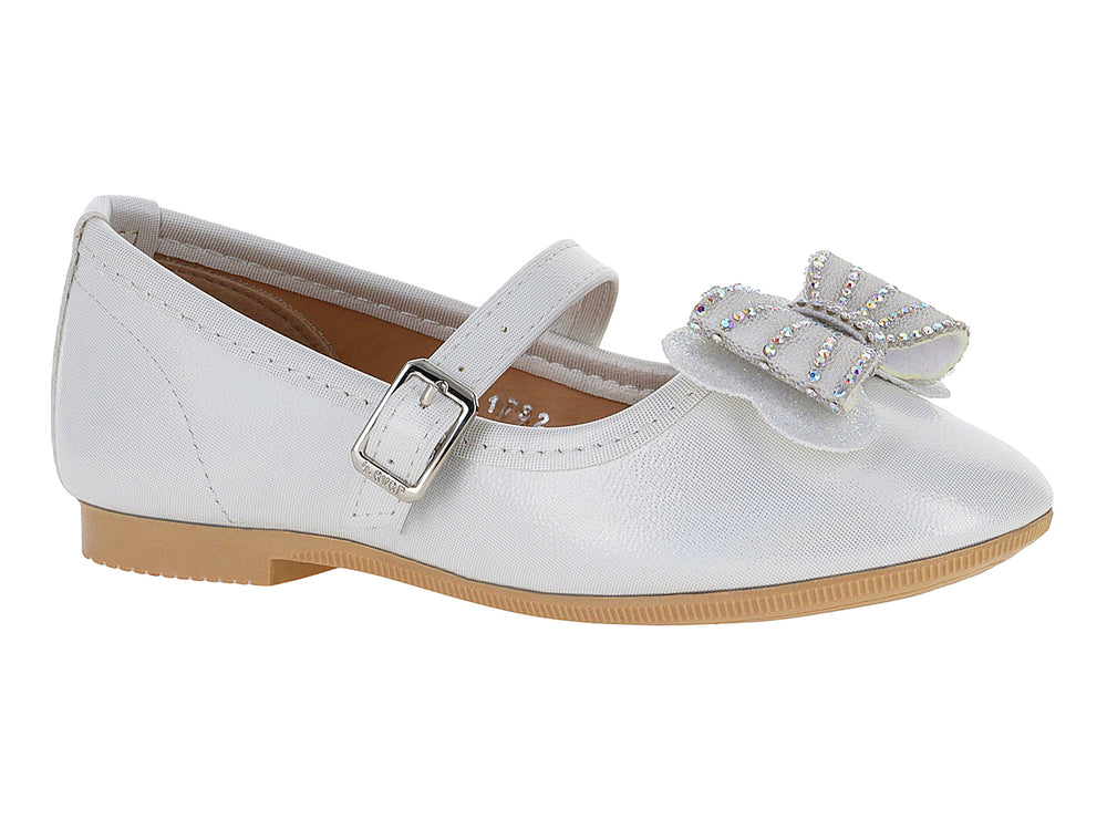 Zapato tipo ballerina color plata para niña con moño decorativo y hebilla.