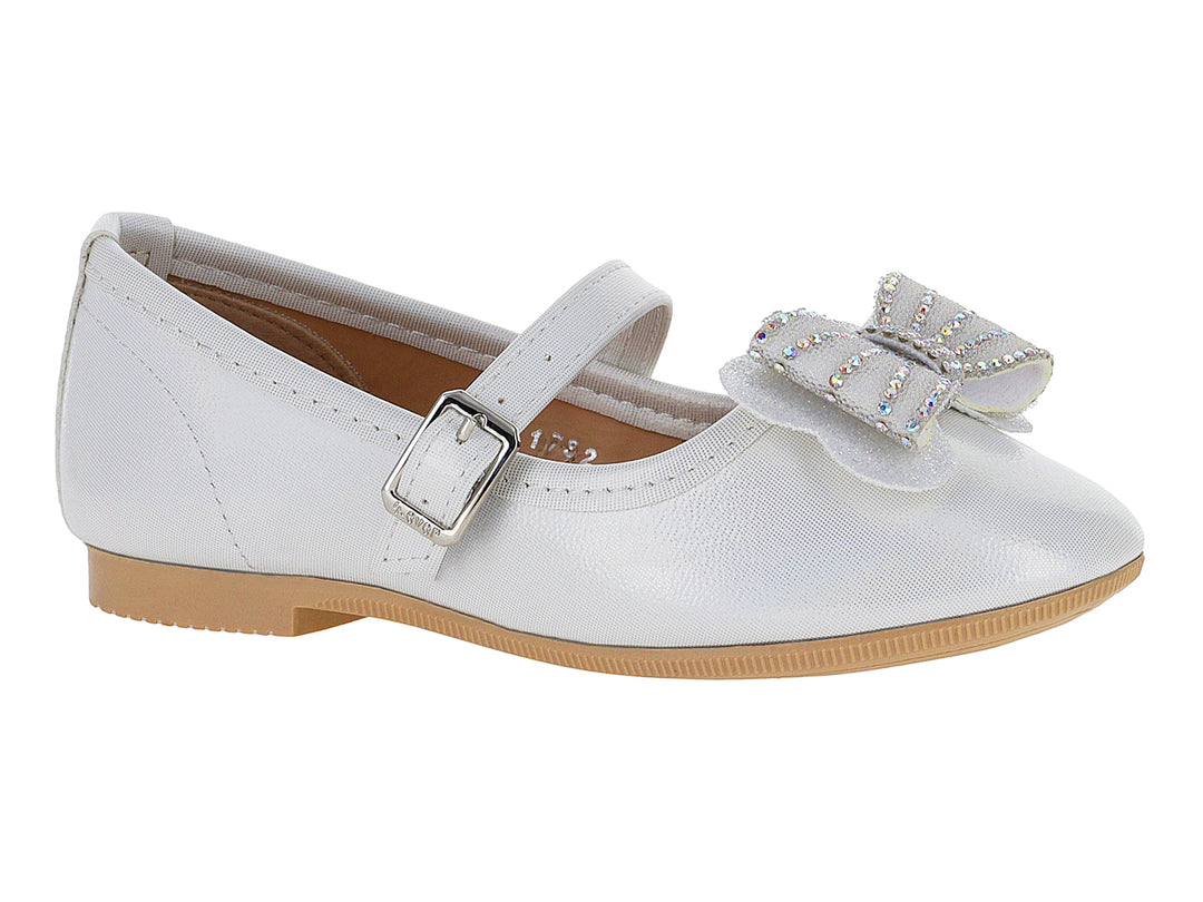 Zapato tipo ballerina color plata para niña con moño decorativo y hebilla.