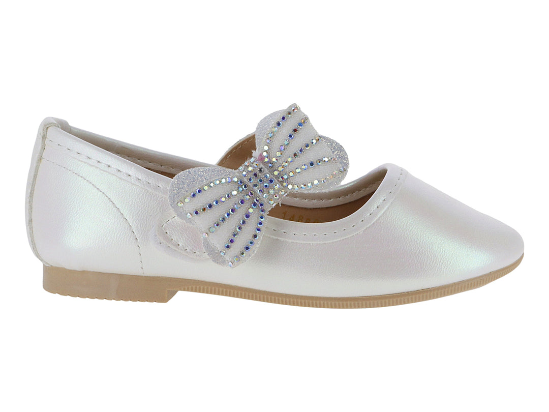 Zapato plano color blanco para niña con un moño decorativo con pedrería brillante en la parte superior.