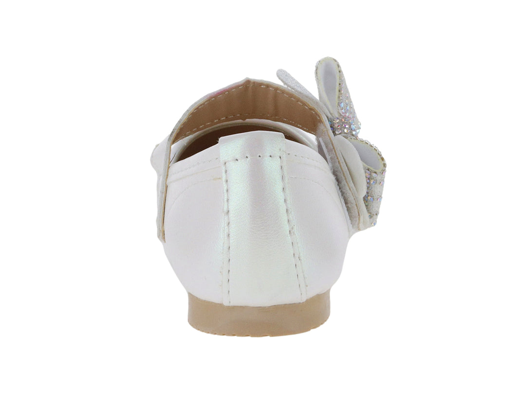 Zapato plano color blanco para niña con un moño decorativo con pedrería brillante en la parte superior.