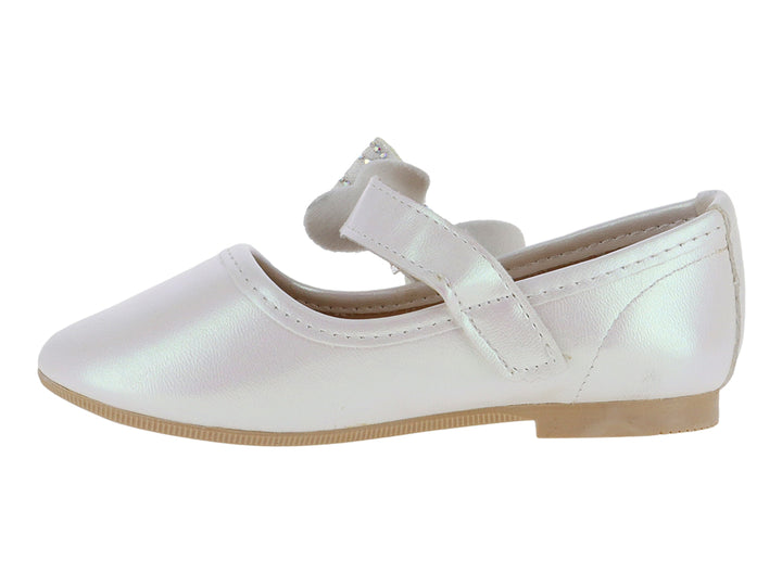 Zapato plano color blanco para niña con un moño decorativo con pedrería brillante en la parte superior.