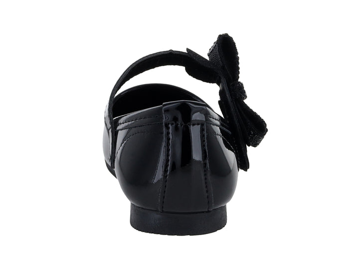 Zapato plano de charol negro para niña con un moño decorativo brillante en la parte superior.