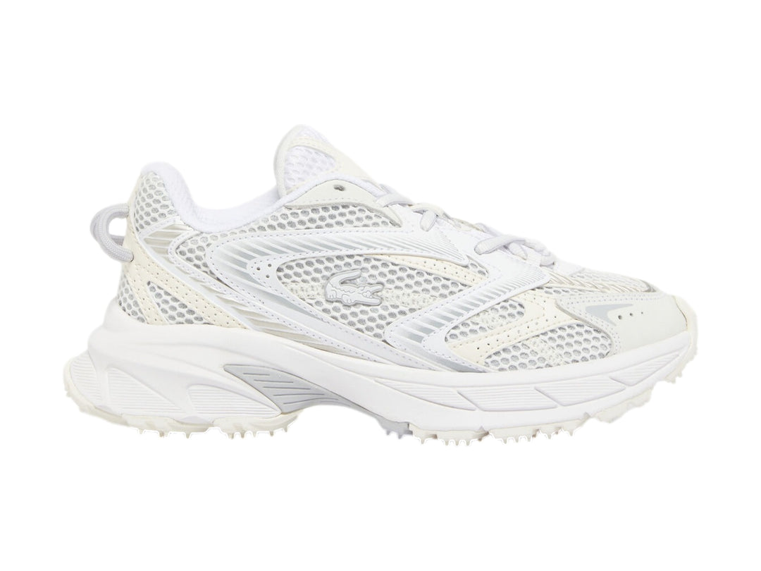 Tenis deportivos Lacoste color blanco y blanco roto con suela gruesa y detalles de malla.