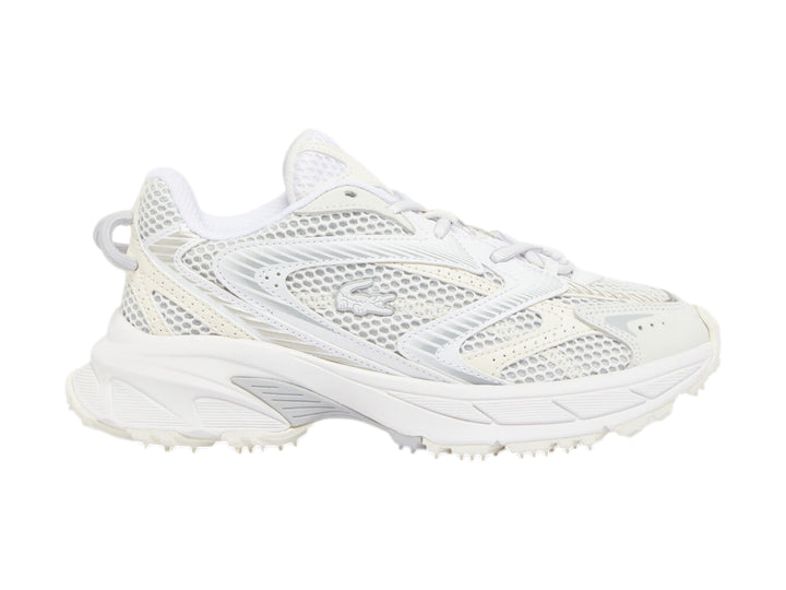 Tenis deportivos Lacoste color blanco y blanco roto con suela gruesa y detalles de malla.