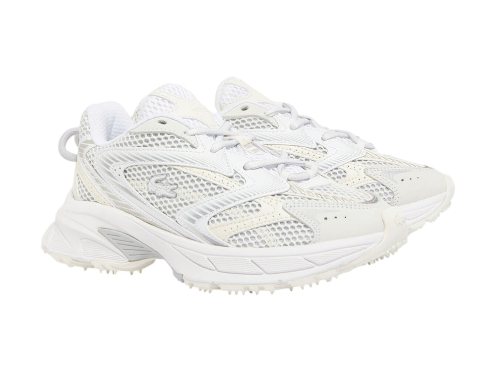 Tenis deportivos Lacoste color blanco y blanco roto con suela gruesa y detalles de malla.