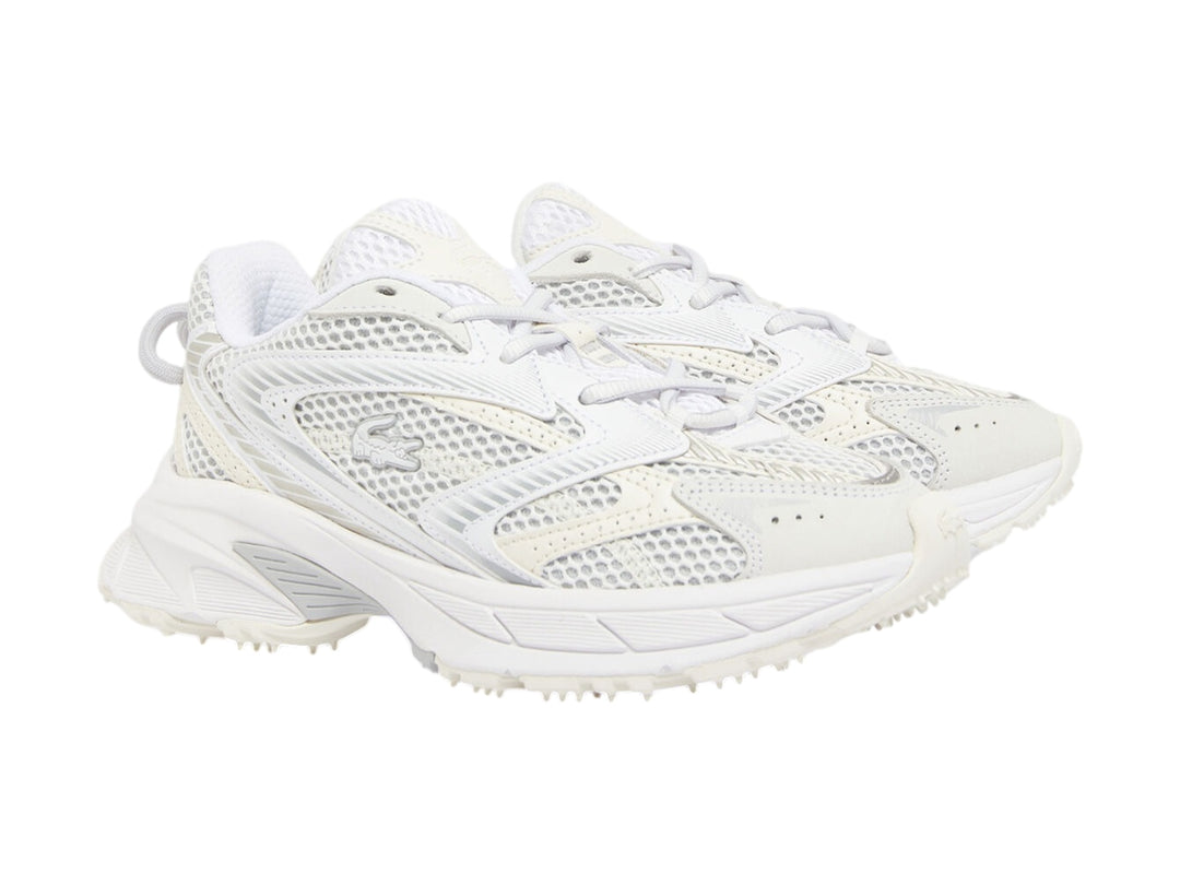 Tenis deportivos Lacoste color blanco y blanco roto con suela gruesa y detalles de malla.