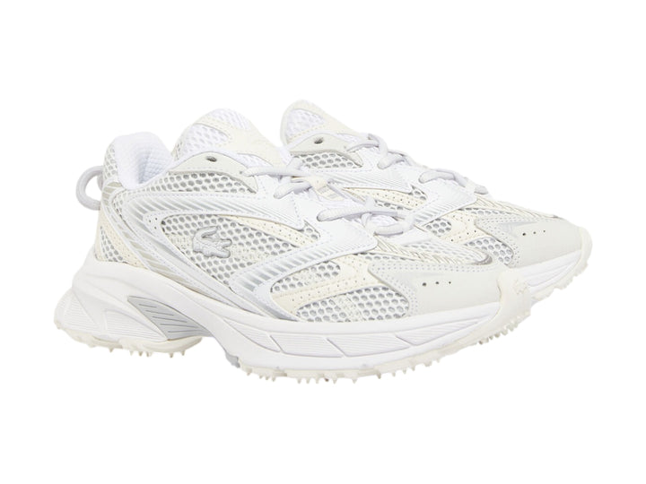 Tenis deportivos Lacoste color blanco y blanco roto con suela gruesa y detalles de malla.