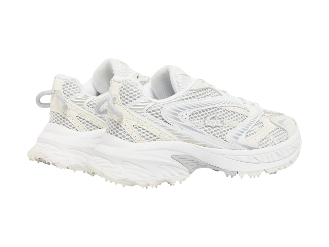 Tenis deportivos Lacoste color blanco y blanco roto con suela gruesa y detalles de malla.