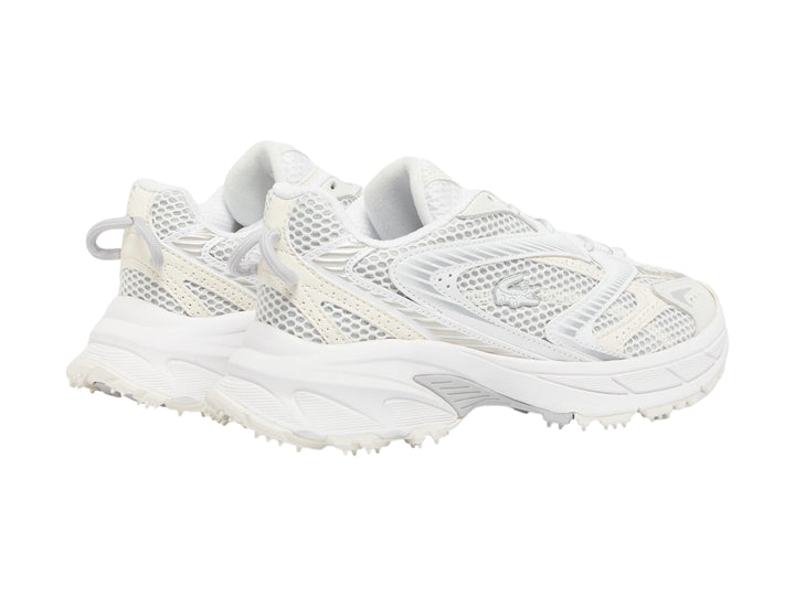 Tenis deportivos Lacoste color blanco y blanco roto con suela gruesa y detalles de malla.