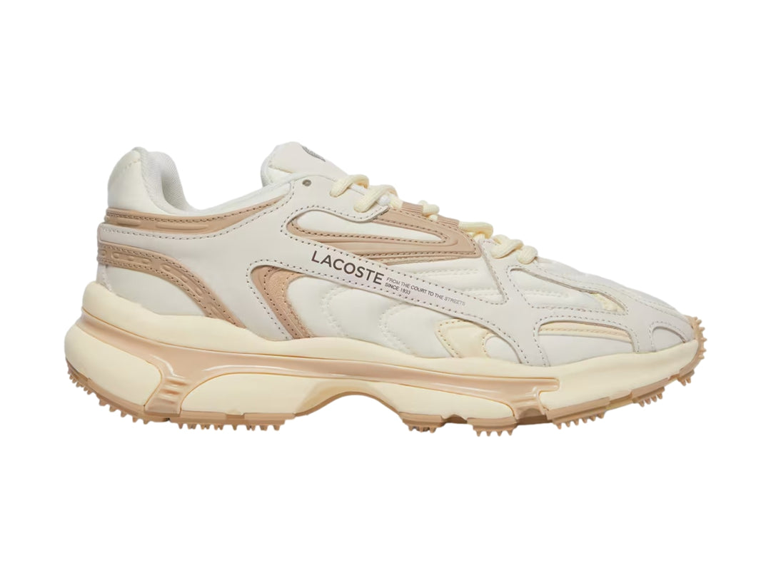 Tenis Lacoste estilo chunky en colores blanco roto y marrón claro con suela robusta y dentada.