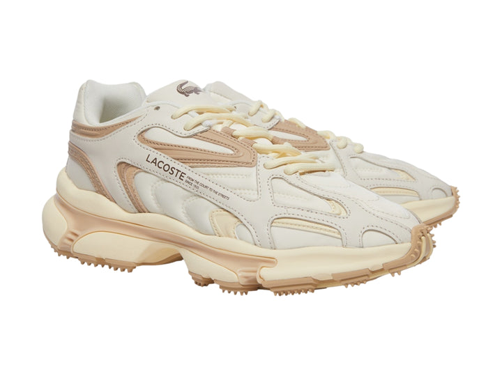 Tenis Lacoste estilo chunky en colores blanco roto y marrón claro con suela robusta y dentada.