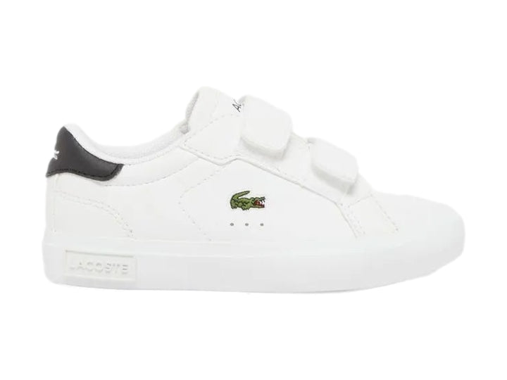 Tenis blancos Lacoste con cierre de velcro y detalle negro en el talón.