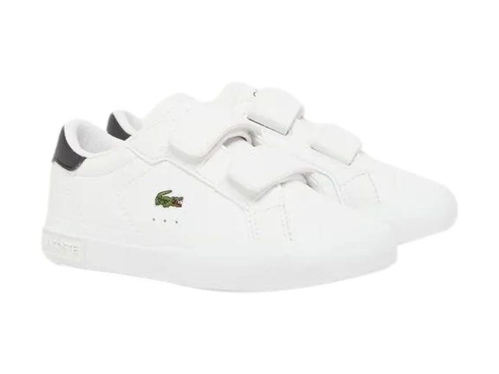 Tenis blancos Lacoste con cierre de velcro y detalle negro en el talón.