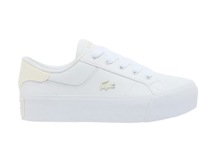 Tenis Lacoste blancos de plataforma con detalles en color crema y suela gruesa blanca.