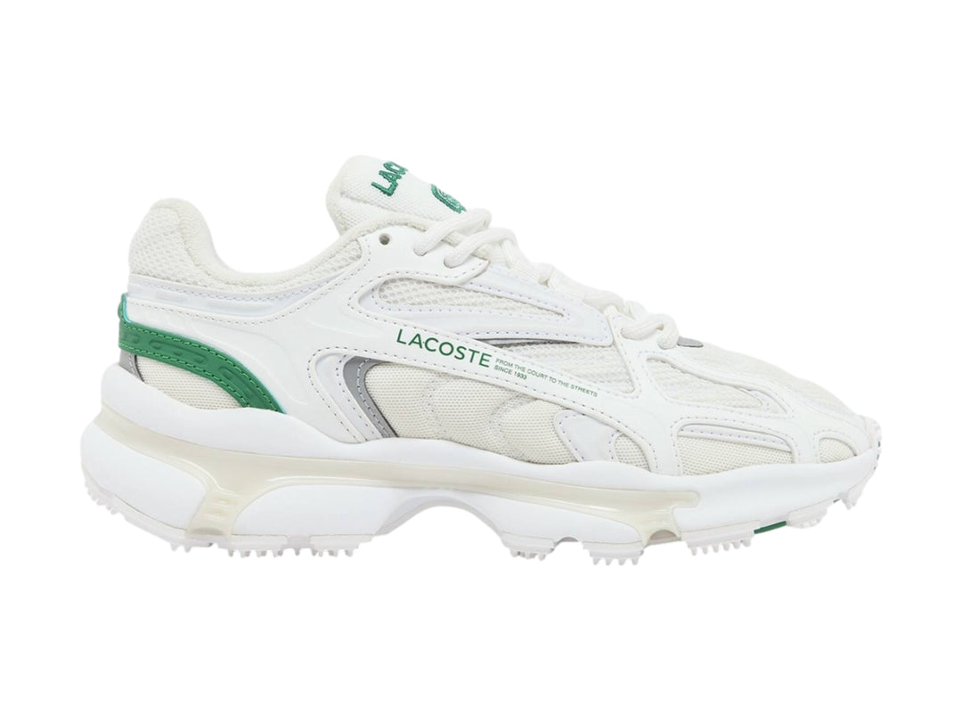 Tenis deportivos Lacoste blancos con detalles en verde y suela gruesa.