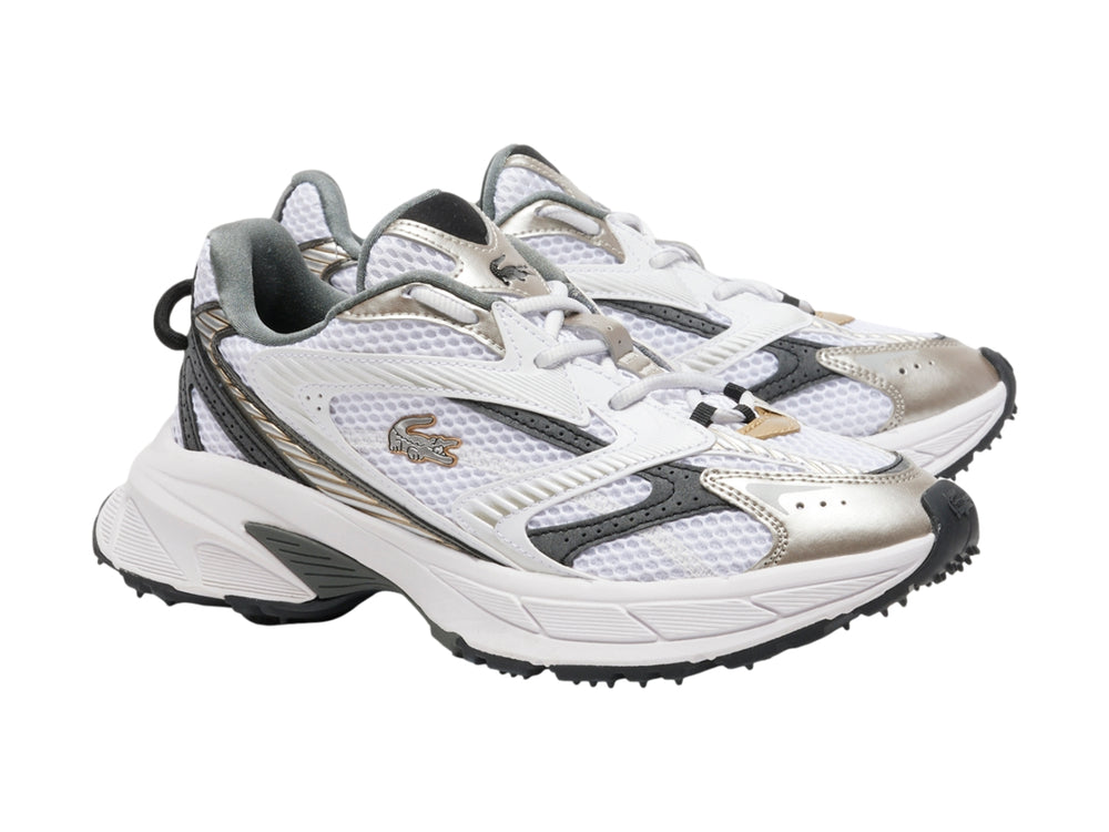 Tenis deportivos Lacoste blancos con detalles plateados y suela blanca gruesa.