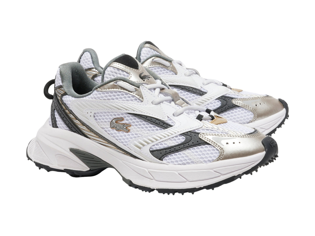 Tenis deportivos Lacoste blancos con detalles plateados y suela blanca gruesa.