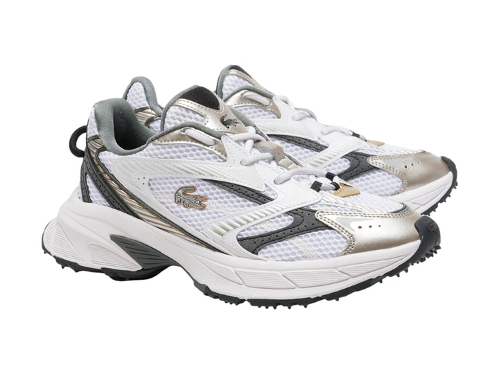 Tenis deportivos Lacoste blancos con detalles plateados y suela blanca gruesa.