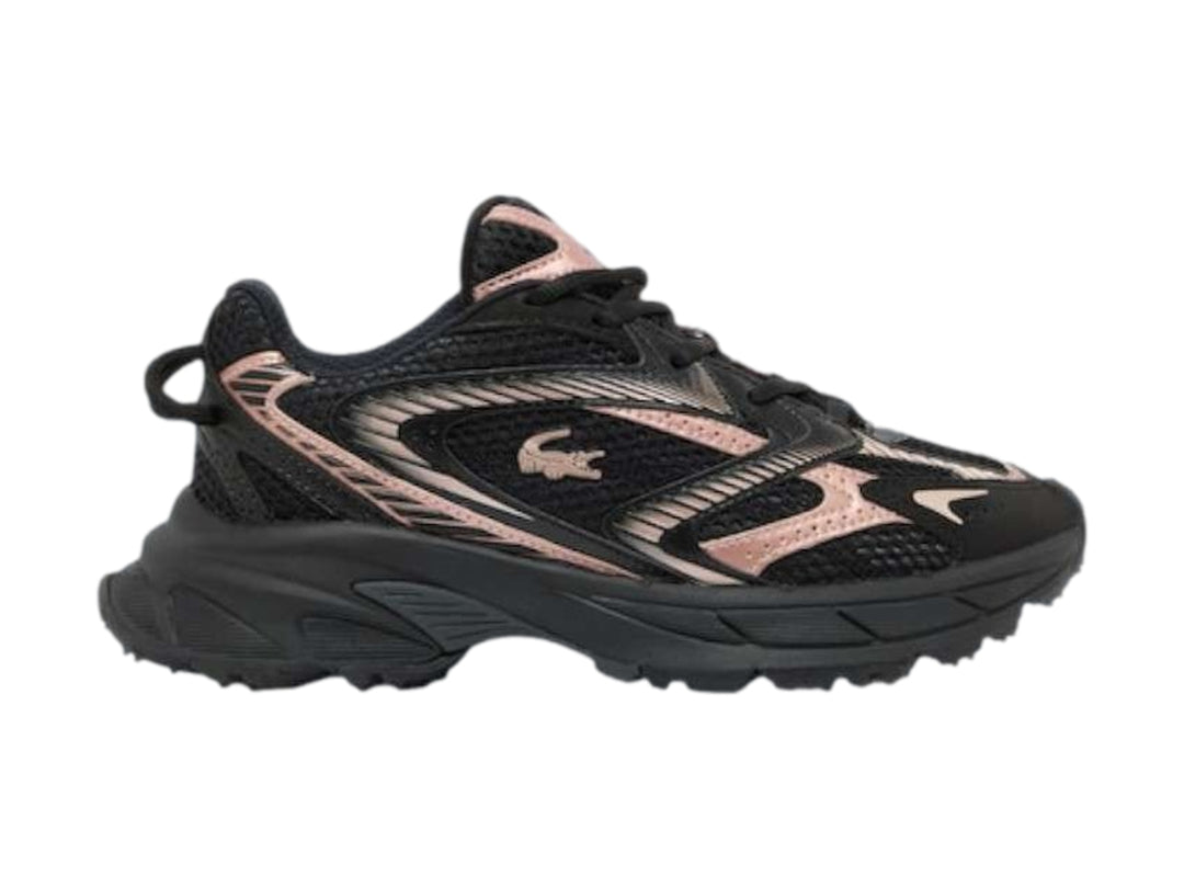 Tenis deportivos Lacoste color negro con detalles en rosa y suela robusta.