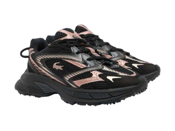 Tenis deportivos Lacoste color negro con detalles en rosa y suela robusta.