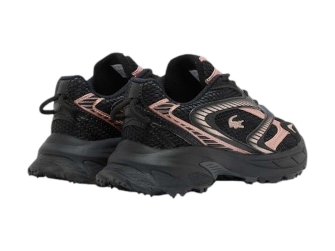 Tenis deportivos Lacoste color negro con detalles en rosa y suela robusta.