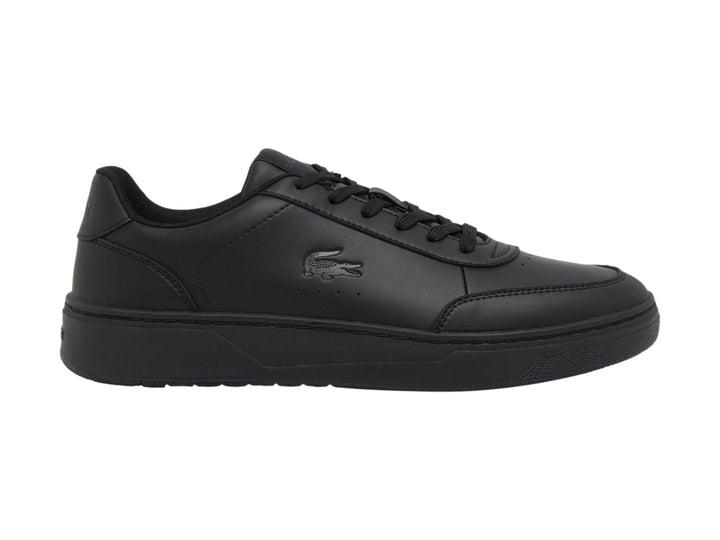 Tenis Lacoste Court Pro en color negro total con logotipo discreto en el costado.