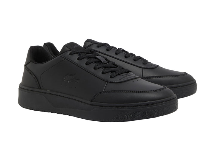 Tenis Lacoste Court Pro en color negro total con logotipo discreto en el costado.