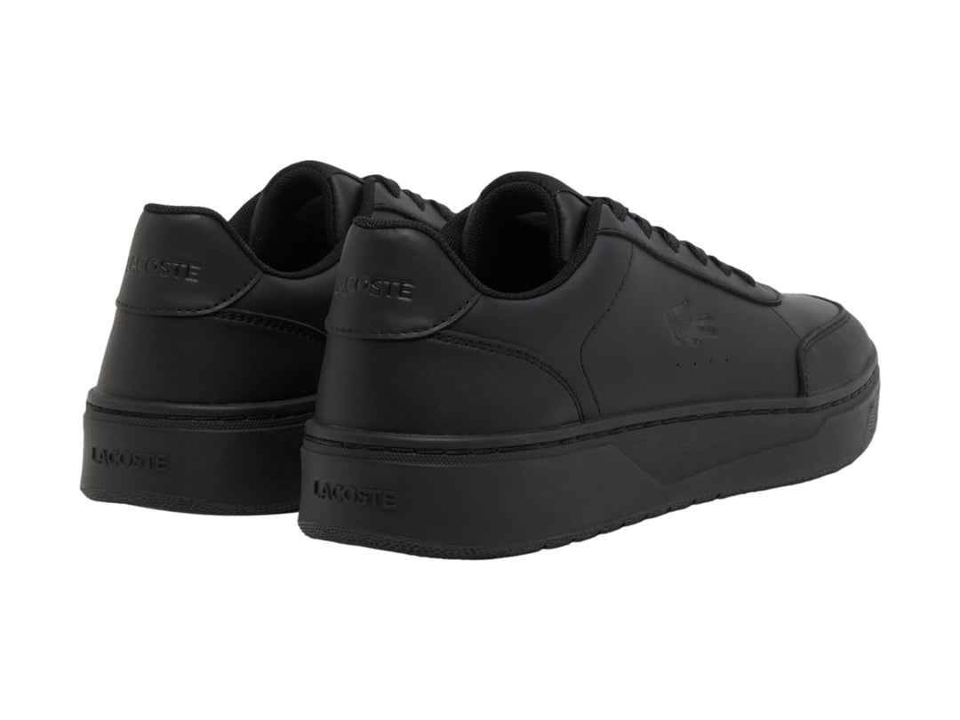 Tenis Lacoste Court Pro en color negro total con logotipo discreto en el costado.