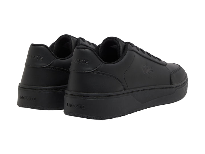 Tenis Lacoste Court Pro en color negro total con logotipo discreto en el costado.