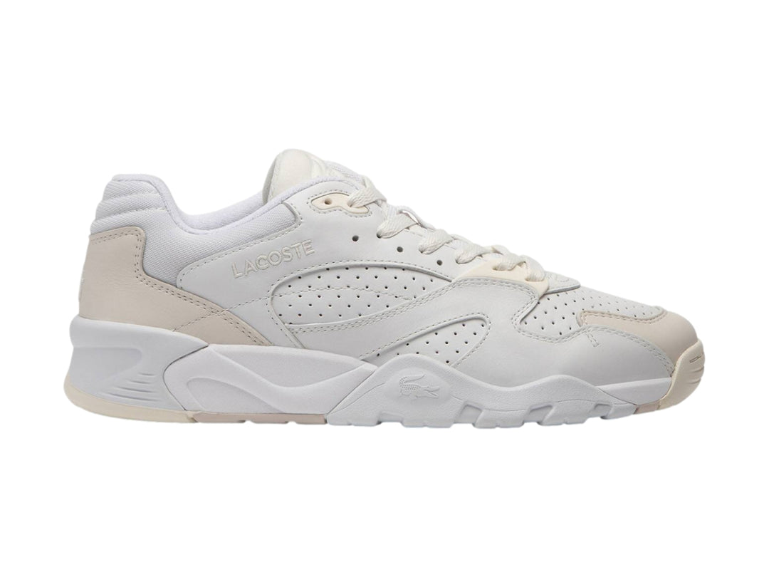 Tenis Lacoste color blanco hueso con detalles perforados y suela gruesa.