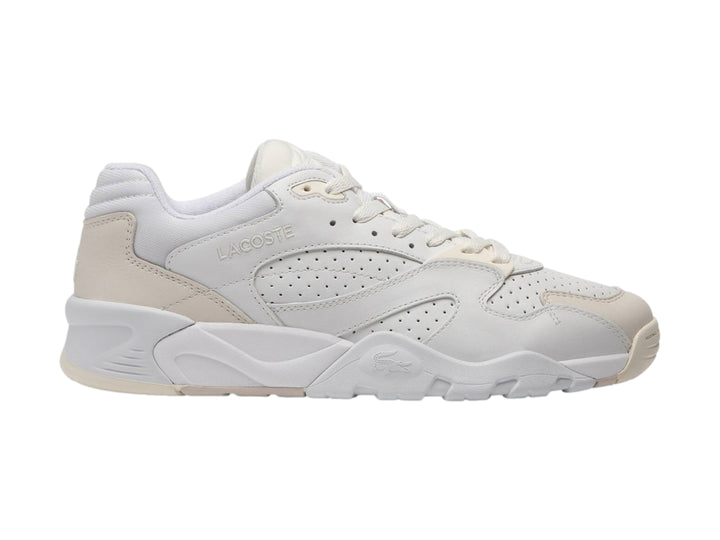 Tenis Lacoste color blanco hueso con detalles perforados y suela gruesa.