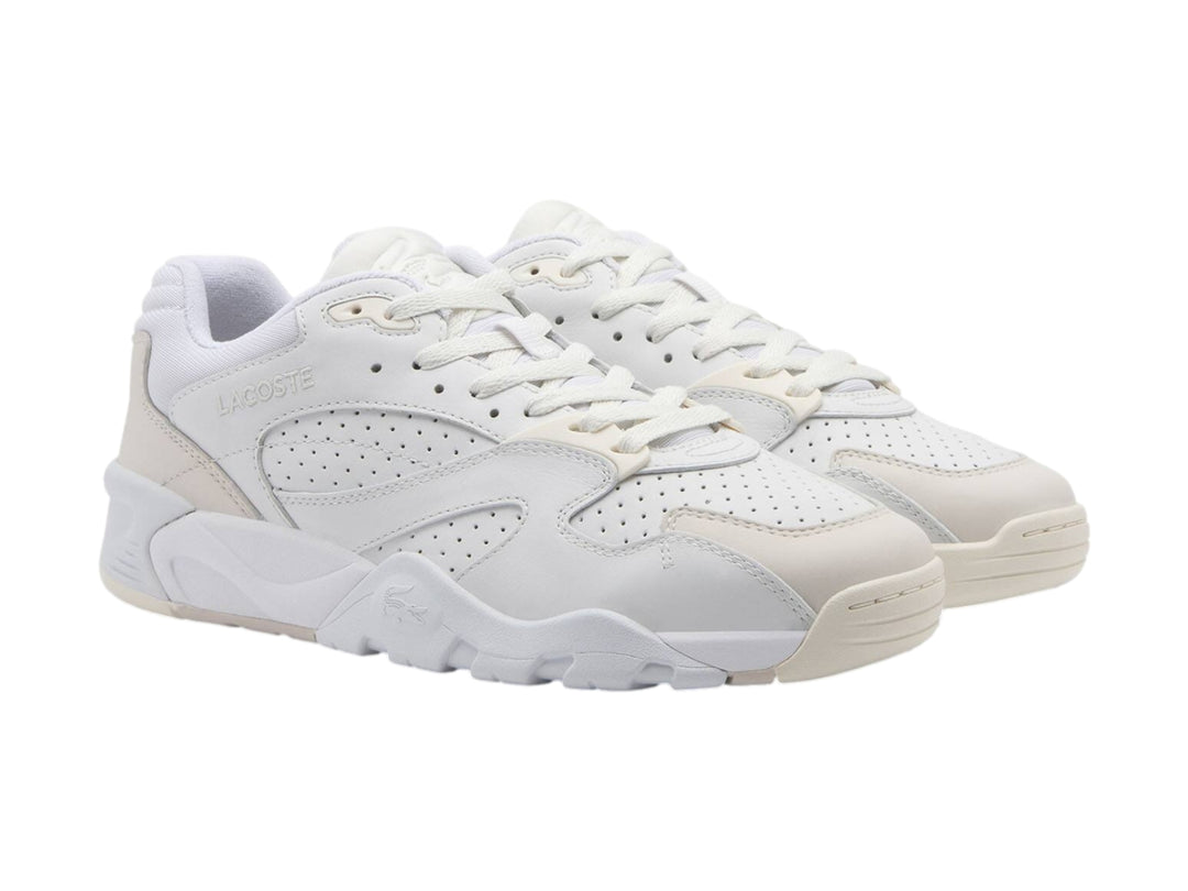 Tenis Lacoste color blanco hueso con detalles perforados y suela gruesa.
