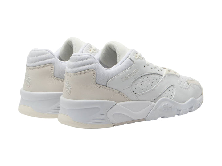 Tenis Lacoste color blanco hueso con detalles perforados y suela gruesa.