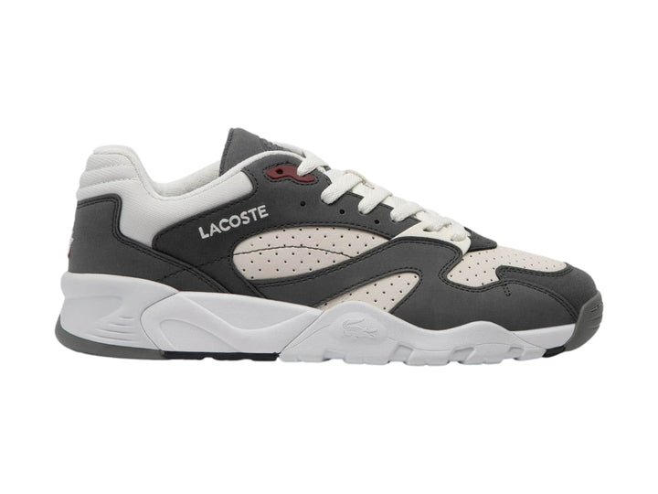 Tenis Lacoste Game Trainer en colores gris oscuro y blanco con suela robusta y detalles en rojo.