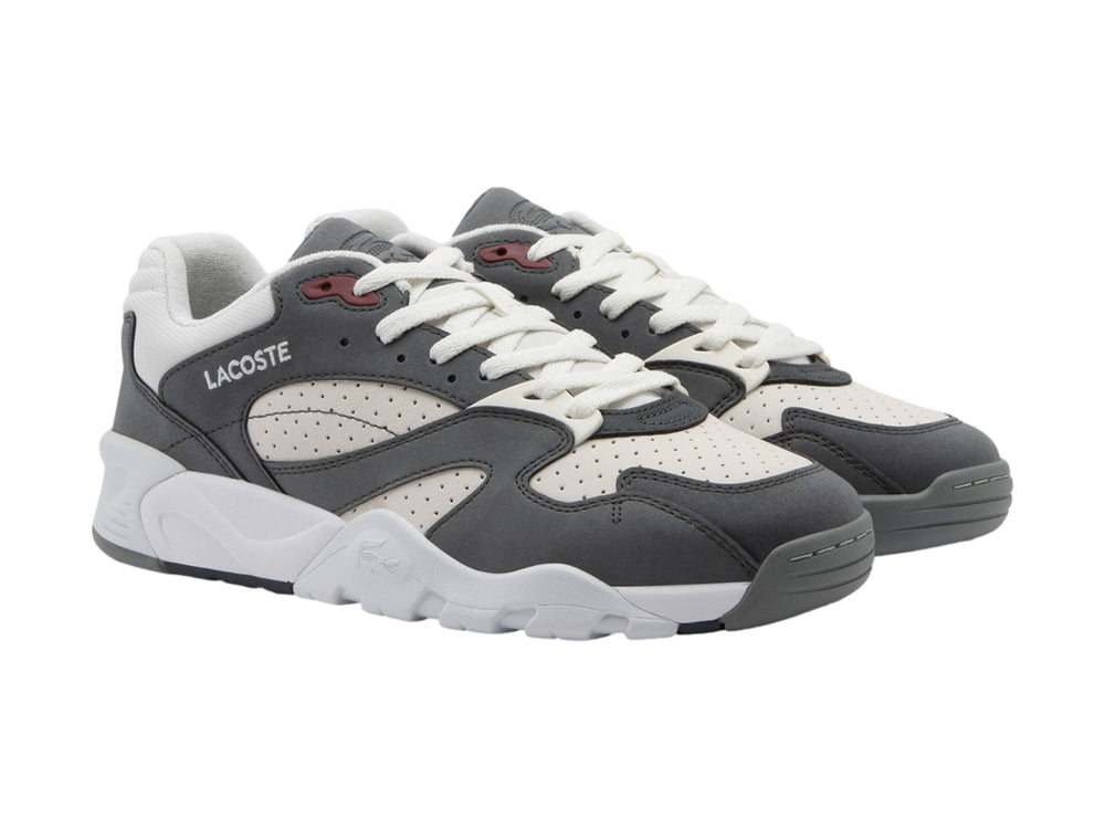 Tenis Lacoste Game Trainer en colores gris oscuro y blanco con suela robusta y detalles en rojo.