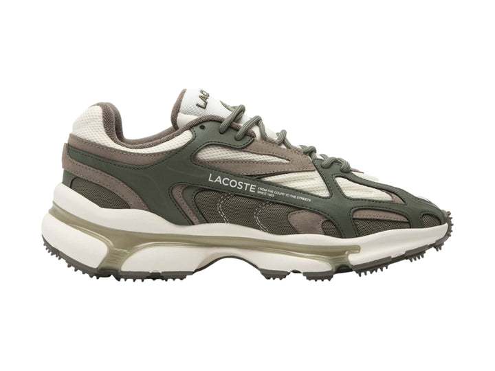 Tenis deportivos Lacoste color verde oliva y blanco con suela gruesa y diseño moderno.