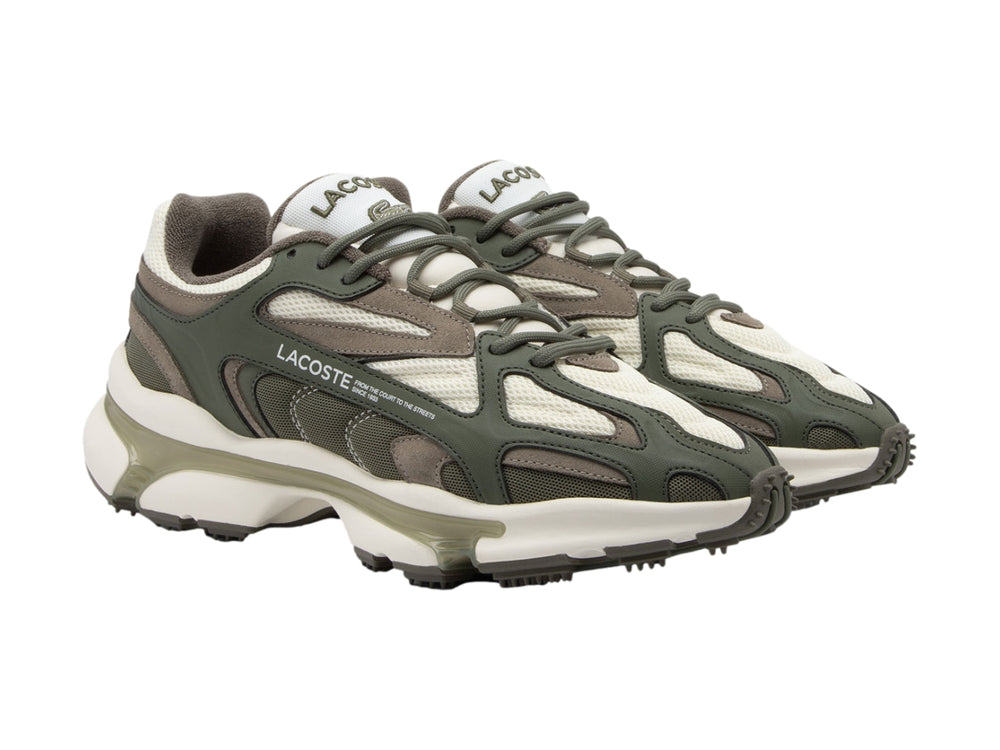 Tenis deportivos Lacoste color verde oliva y blanco con suela gruesa y diseño moderno.