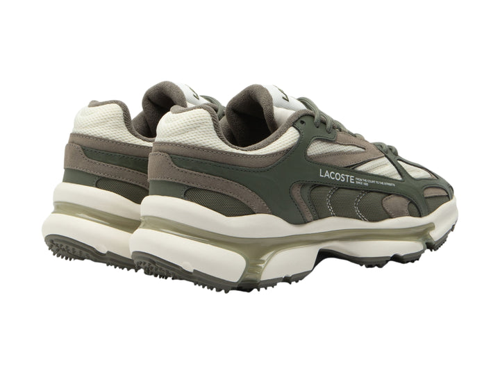 Tenis deportivos Lacoste color verde oliva y blanco con suela gruesa y diseño moderno.