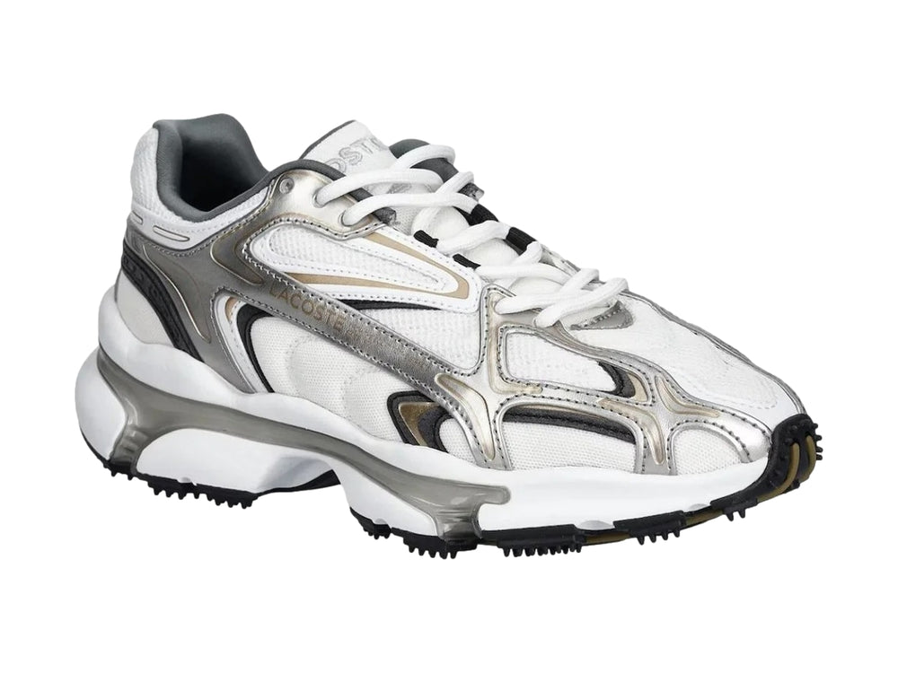 Tenis deportivos Lacoste color blanco y plateado con suela gruesa y diseño moderno.
