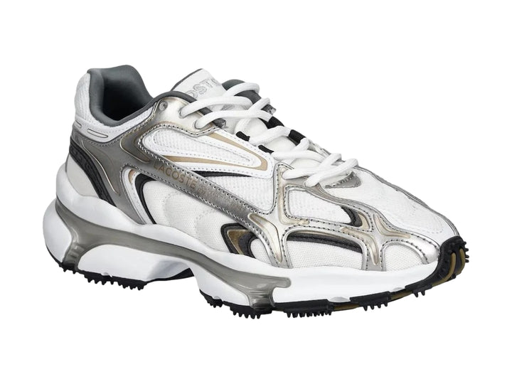 Tenis deportivos Lacoste color blanco y plateado con suela gruesa y diseño moderno.
