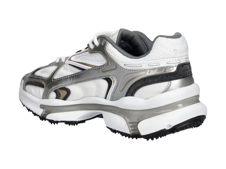 Tenis deportivos Lacoste color blanco y plateado con suela gruesa y diseño moderno.
