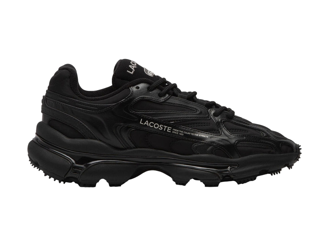 Tenis deportivos Lacoste color negro con suela gruesa y diseño moderno.