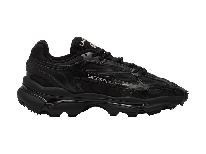 Tenis deportivos Lacoste color negro con suela gruesa y diseño moderno.