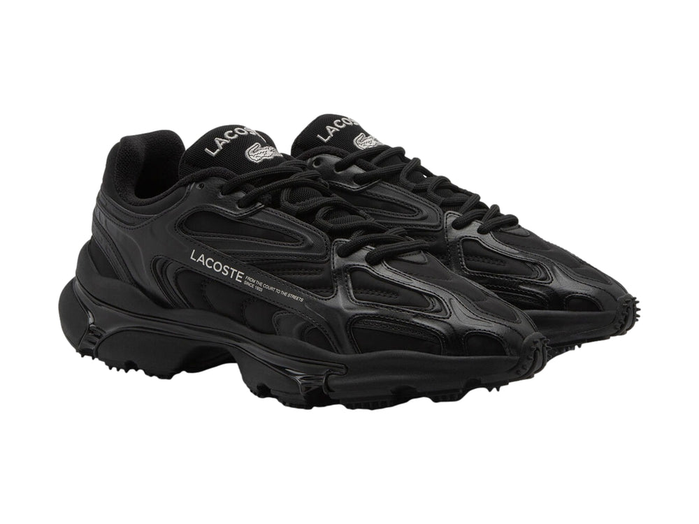 Tenis deportivos Lacoste color negro con suela gruesa y diseño moderno.