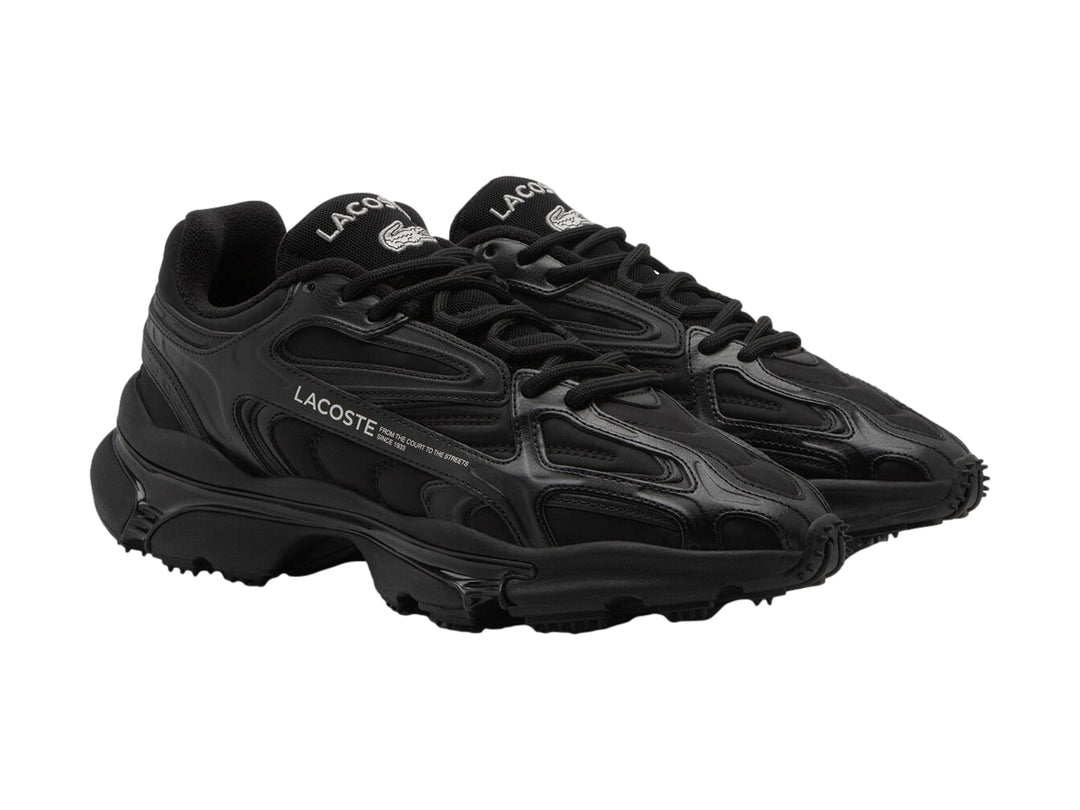 Tenis deportivos Lacoste color negro con suela gruesa y diseño moderno.