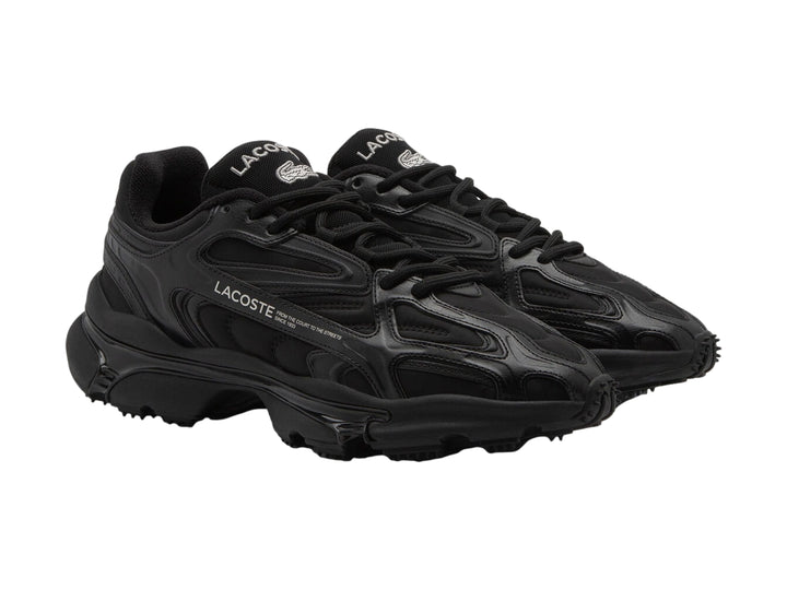 Tenis deportivos Lacoste color negro con suela gruesa y diseño moderno.
